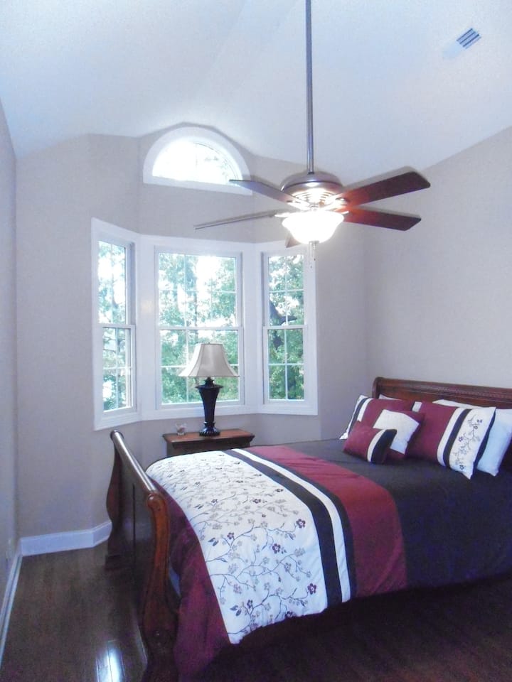 غرفة نوم في الطابق العلوي 2