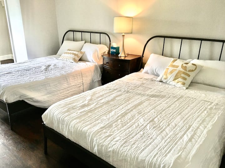 这间客房配备2张全尺寸床和2张单人床。