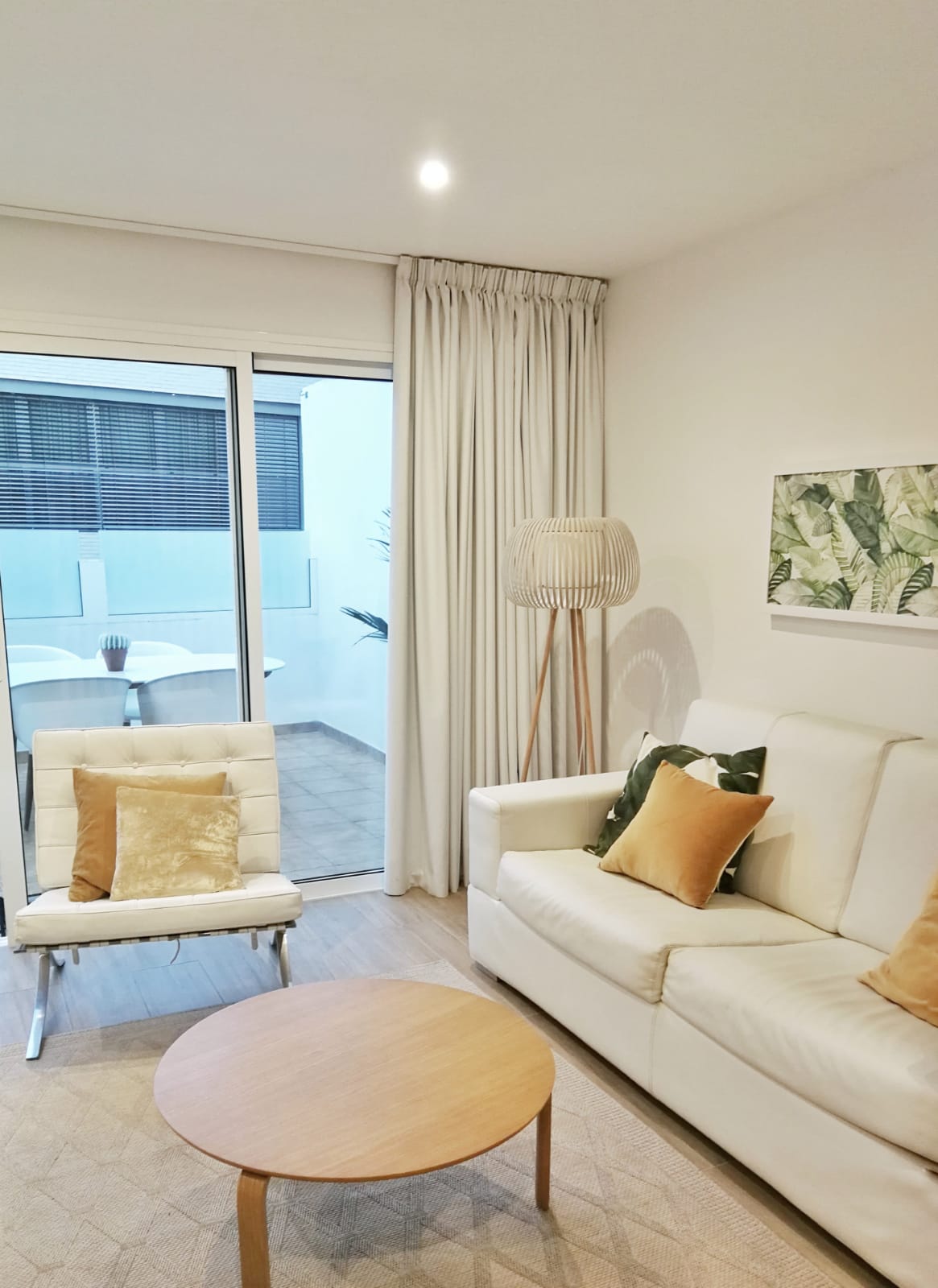 הסלון מחובר למרפסת. 