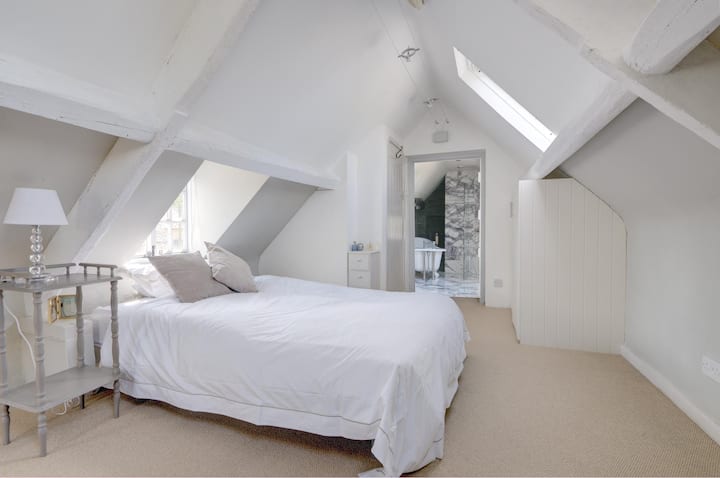 ห้องนอนชั้นบนสุดมองเห็นวิวที่น่าตื่นตาตื่นใจจากทุกหน้าต่าง