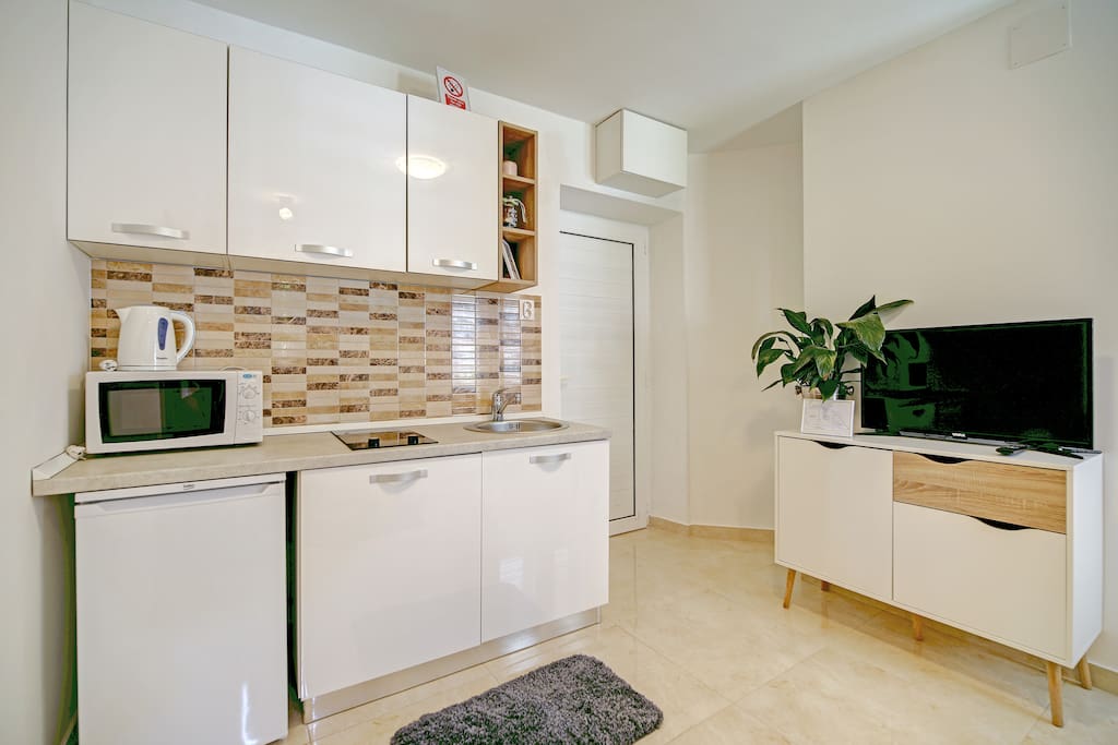 Kitchen and dining area ( fully equipped)