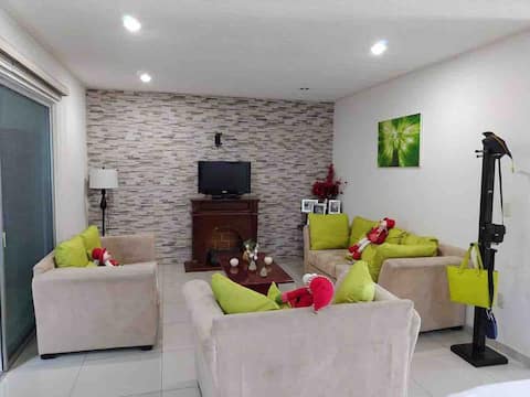 Top Airbnb: Casa de Las Palmas in La Hacienda. in Irapuato