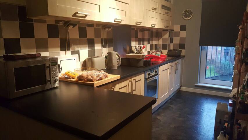 2 Bed 2 Bath, Canal Side Apartment Manchester gallery image 3