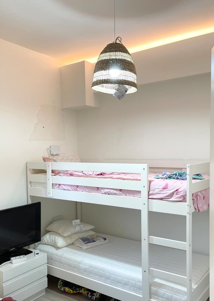 Druga spavaća soba s krevetima na kat i trećim krevetom koji se pretvara u bračni krevet. 