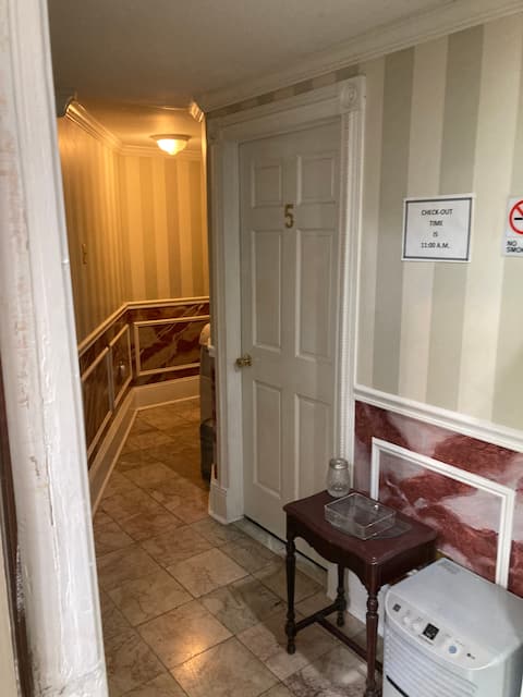 Cozy Garden Room in the middle of Boystown!