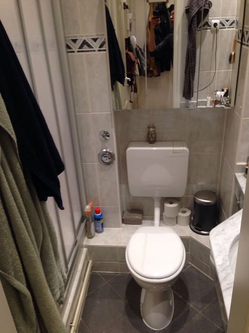 Badezimmer, recht klein aber alles enthalten, was man braucht (Dusche, Toilette, Schränke, Waschbecken)