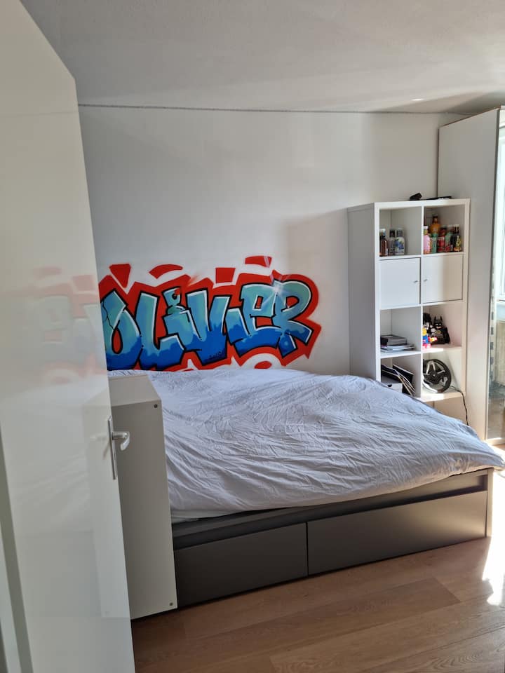 带标准双人床的卧室