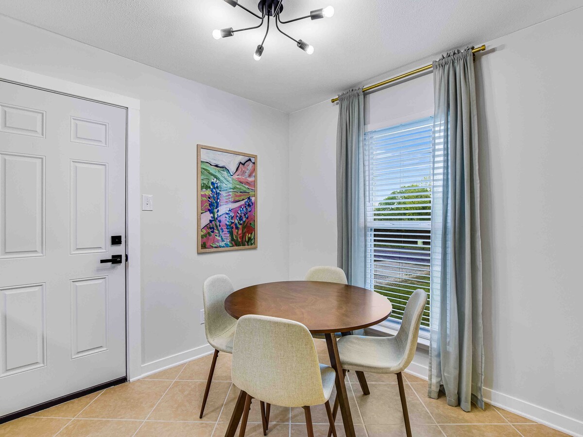 Modern Southwestern 2BR near SoCo