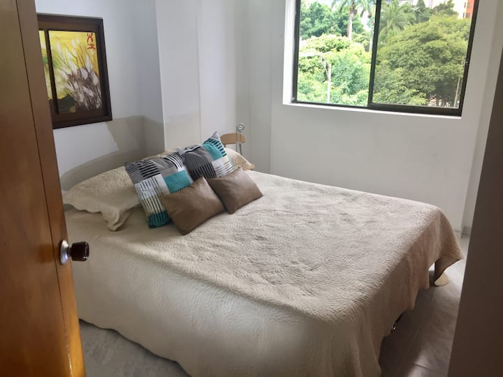 Bonita y bien ubicada habitación con rico desayuno