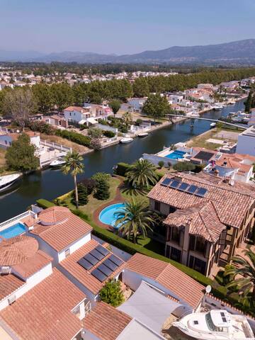 Milenial Immo | Exclusiva villa al canal y piscina