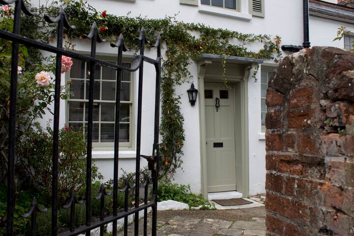 Cosy Cottage with Beautiful Sea Views
