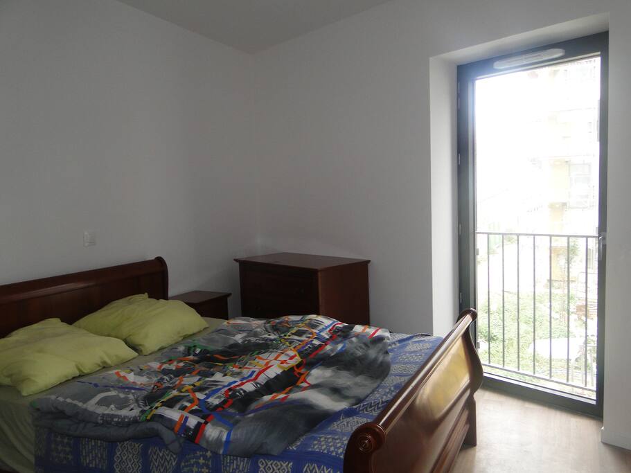Un vrai lit 2 places, douillet et chaud, plein bois, oreillers en sus sur demande. Couette toujours fraiche. Commode de rangement et chevets
