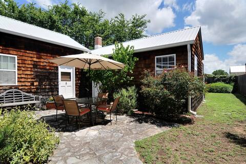 Courtyard Cottage, Fredericksburg