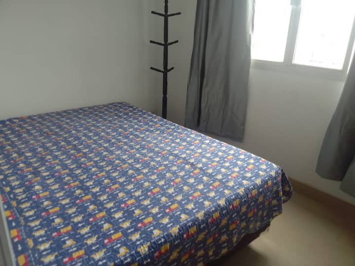 Dormitorio 2 con cama matrimonial y estante y 1 cama individual auxiliar