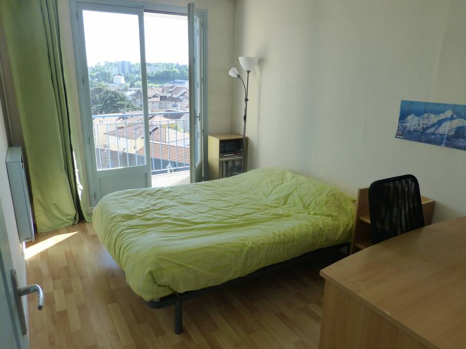 Chambre 1 avec balcon et bureau