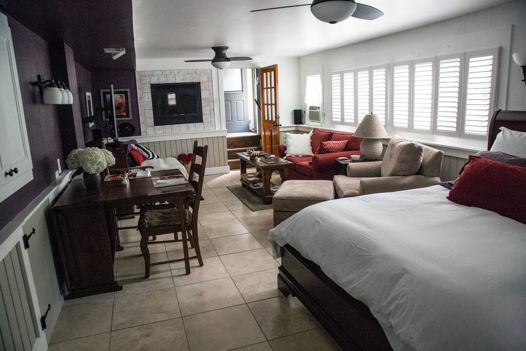Queen Bed, dining area, TV area