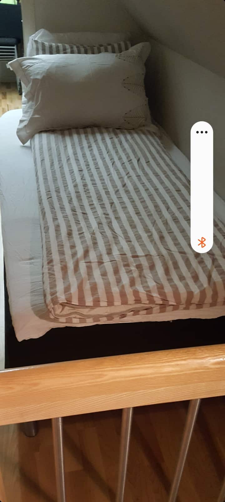 เตียงในที่พักเหนือบันได