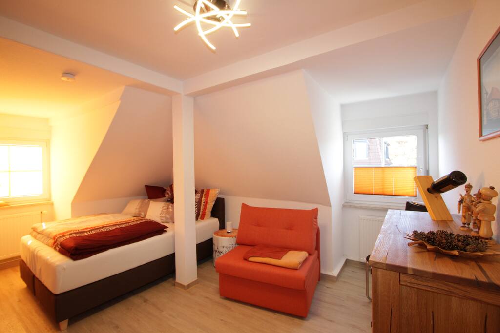 Schlafzimmer mit Doppelbett und Schlafsessel