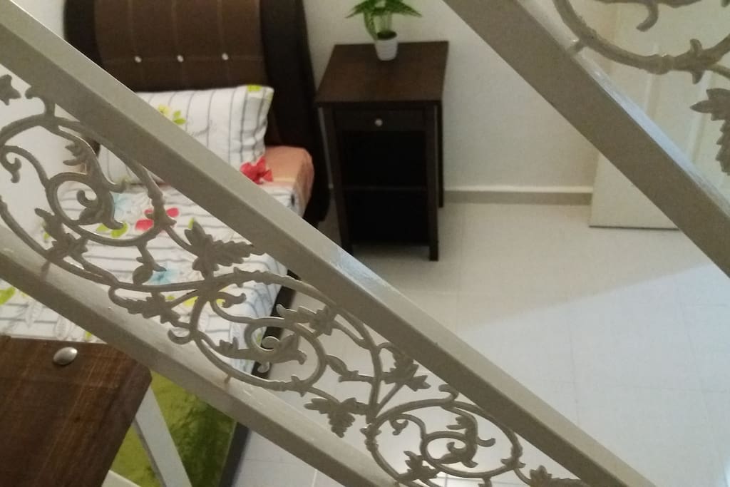 Bilik 2: Katil Single + Kipas Dinding + Floor matress