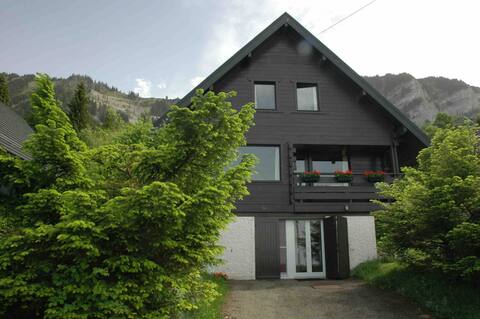 Cosy chalet with panoramic views on Lake Geneva.