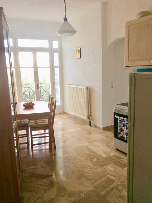 Kitchen dinerleading onto large balcony è