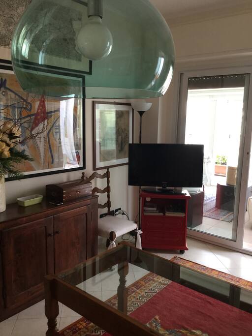 Soggiorno con comodo divano letto e tv