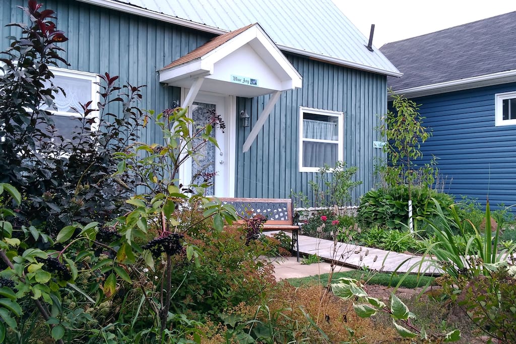 View of garden and entrance/ Vue du jardin et d'entrée