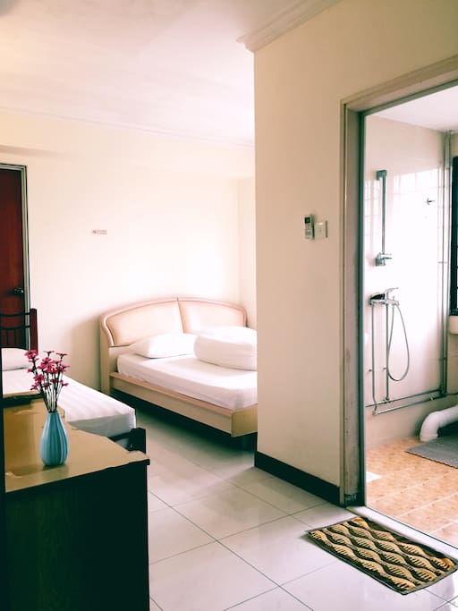 1 Queen sized bed and 1 single bed (bathroom, TV and AC inside)