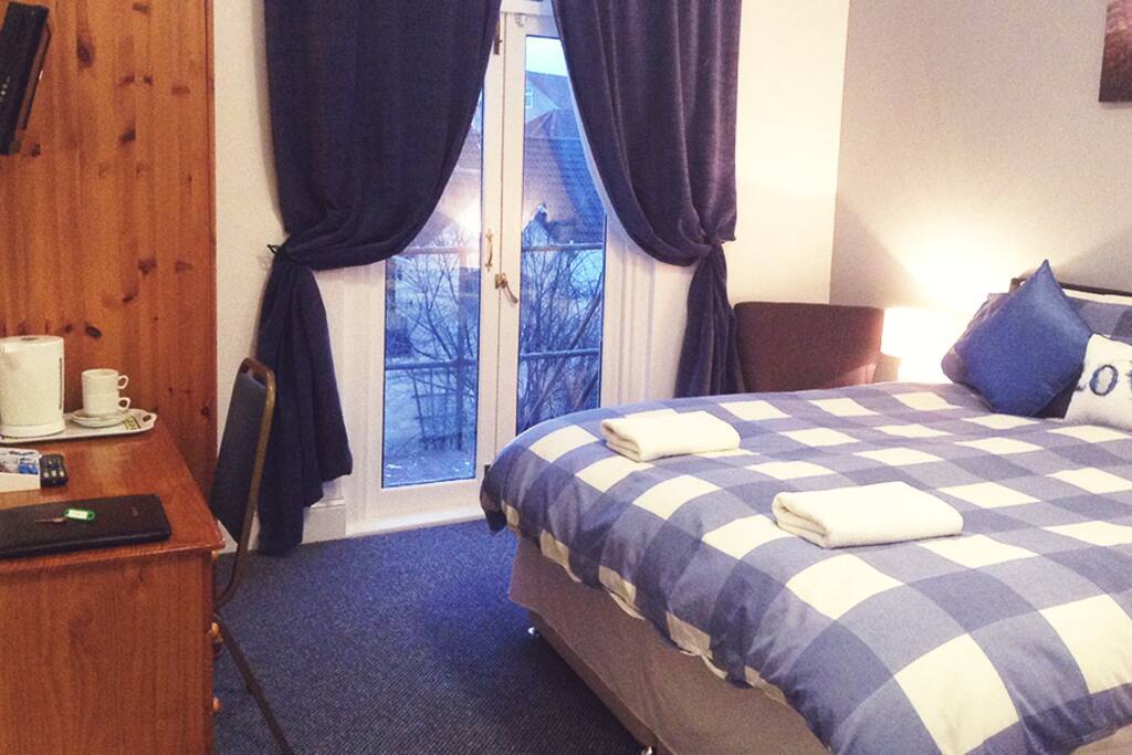 Spacious king size en suite room