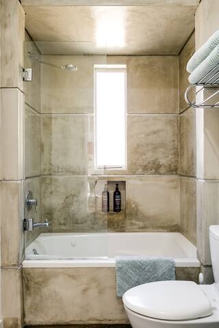 Custom-Built Villa Four Blocks from Venice Beach gallery image 5