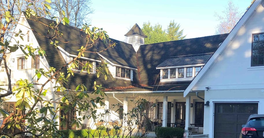 Beautifully renovated Barnhouse Suite with Patio