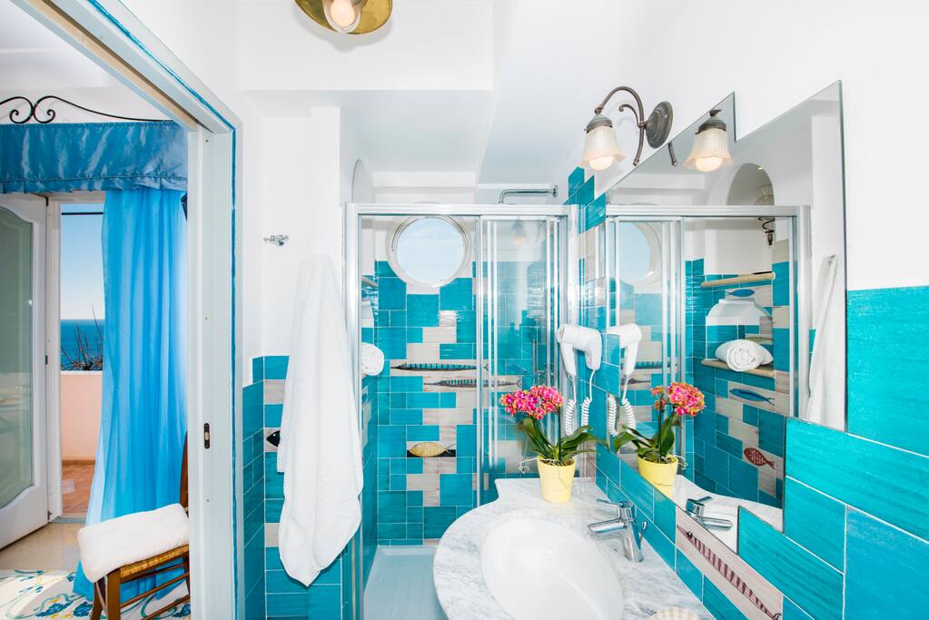 Bagno con maioliche di Vietri