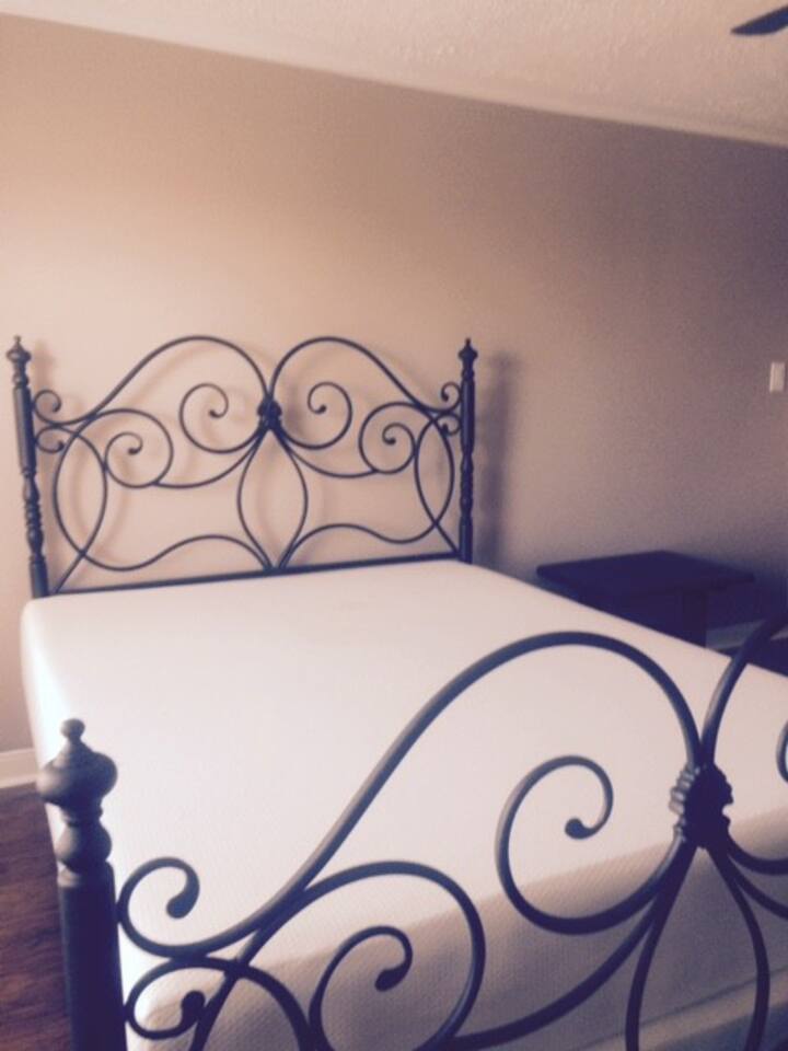 Queen size bedroom with 14" mattress