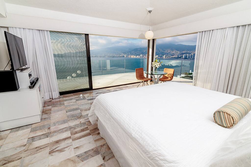 Recámara principal: walk-in closet, oficina, baño con vista, TV, Sky y Netflix, aire acondicionado y ventilador teléfono con conmutador a toda la casa, balcón con vista panorámica a la bahía.