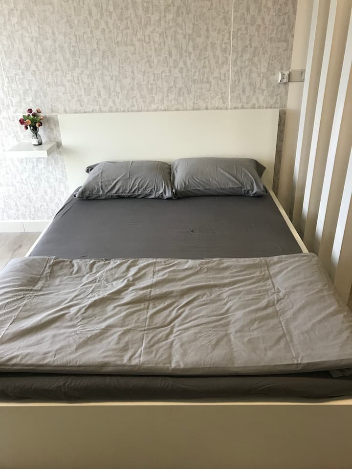 Ორადგილიანი საწოლი, კომფორტული ზამბარით სავსე მატრასითა და Das Abdul Pillow ‑ ით