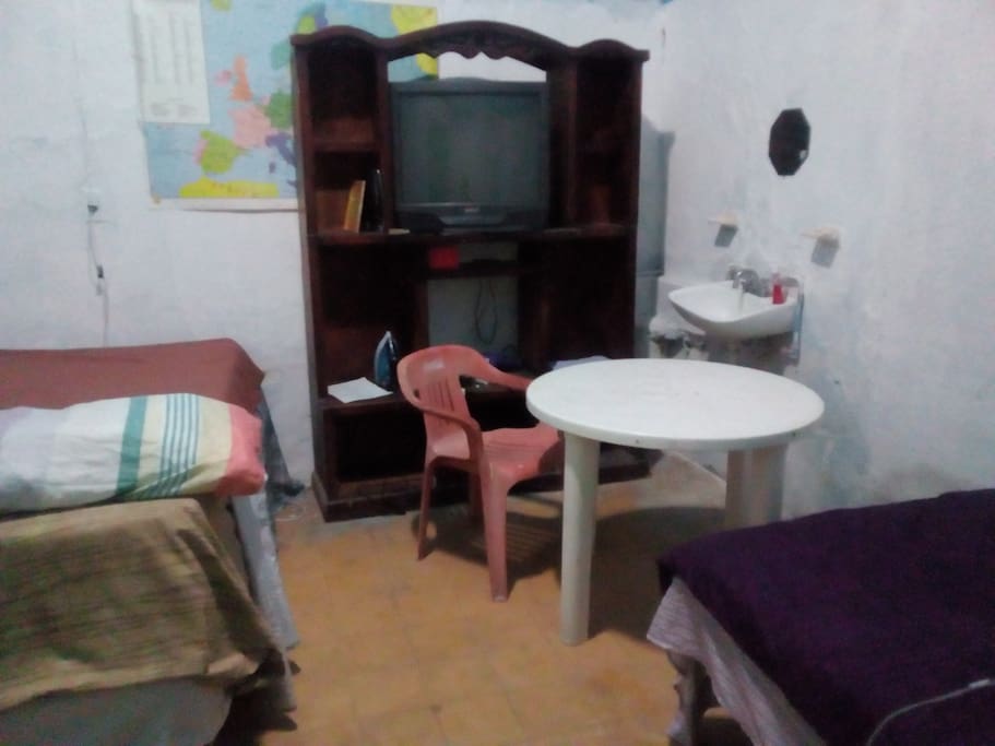Mesa y 2 cama