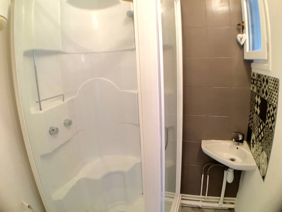 Salle de bain avec douche