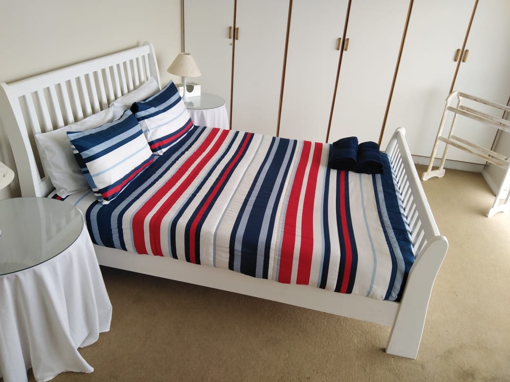 Dhoma kryesore e gjumit me banjë brenda suitës