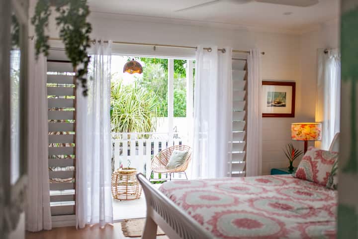 Главна спалня с частен балкон с изглед към басейна и градините