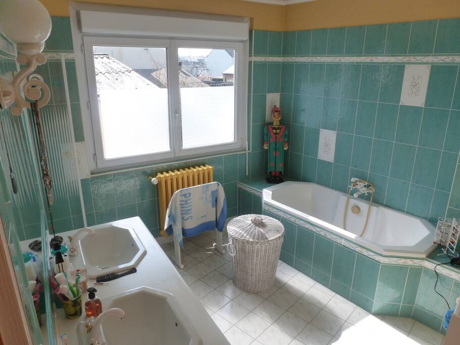 grande salle de bain, avec douche et baignoire