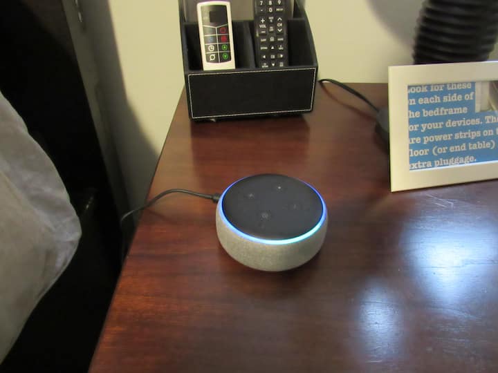 Conoce a Alexa.  Utiliza órdenes verbales para revisar el clima, reproducir música, poner una alarma, encender/apagar lámparas con tu voz y otras cosas al azar.  Está ubicada en la sala de estar y en ambos dormitorios.  