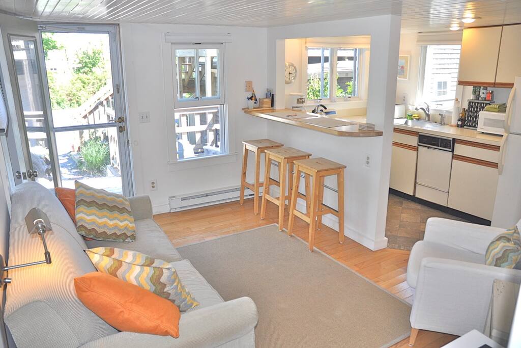 PET FRIENDLY 1BR COTTAGE 3 MIN WALK TO TOWN CTR Cottages for Rent