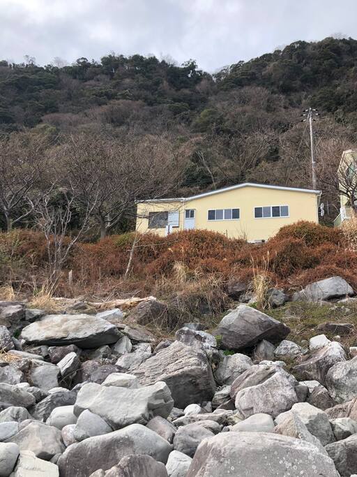 海岸から徒歩0分です。