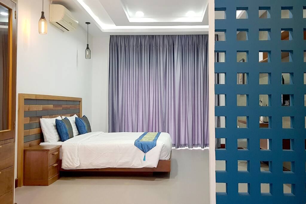 One King Bed Room with Breakfast