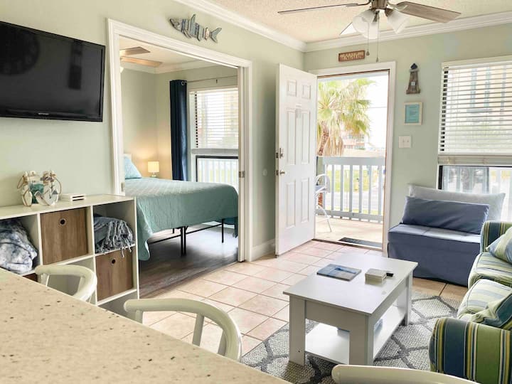 Ნათელი და ჰაეროვანი ხედი მექსიკის ყურეზე შესასვლელი კარიდან! 