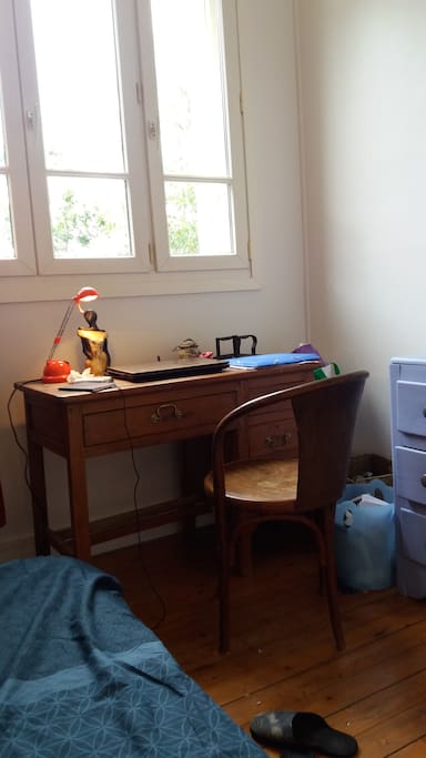 Bureau dans la chambre.