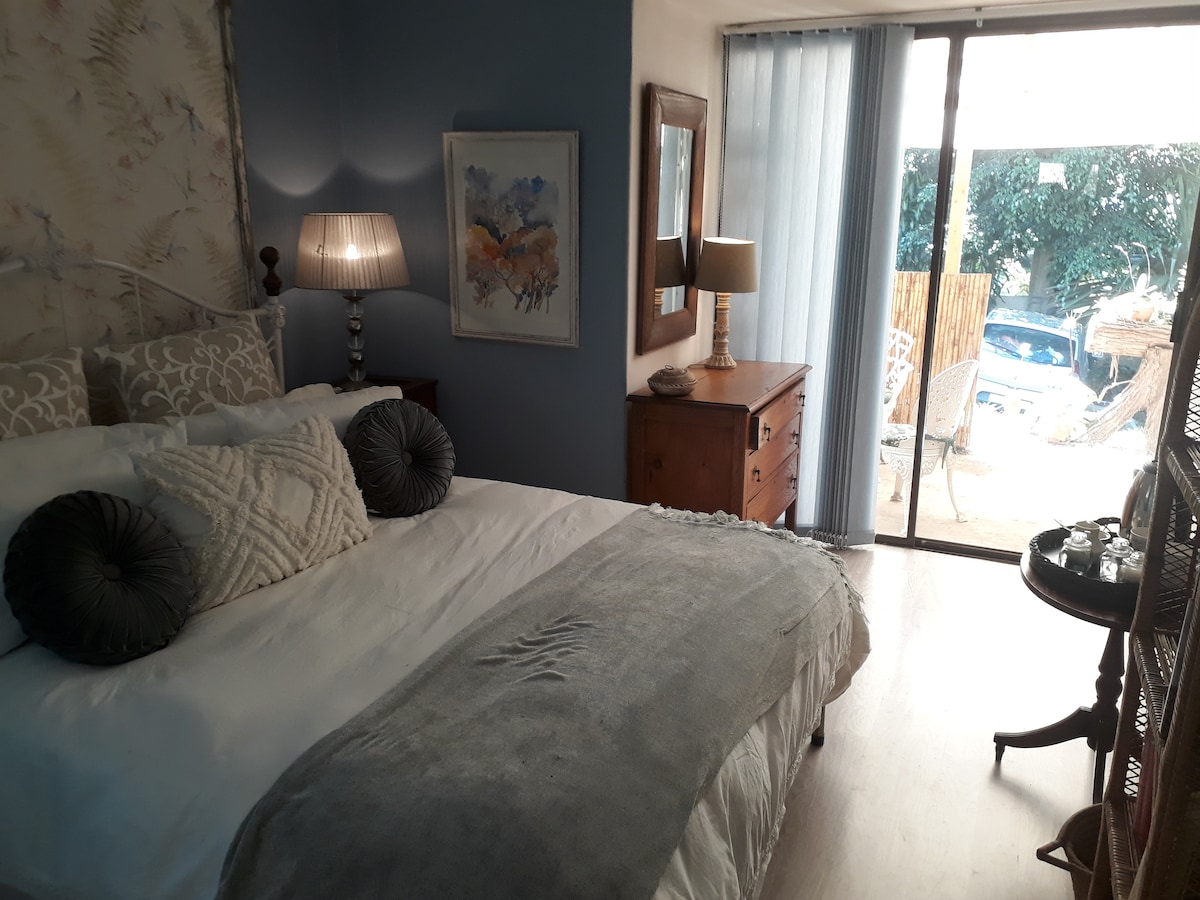 Chumba cha kulala cha ukubwa wa malkia kilicho na mlango wa kuteleza kwenye baraza ya kujitegemea