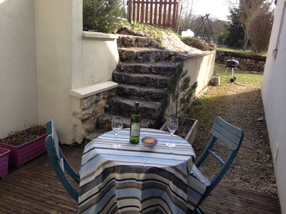 terrasse du gîte et accès au jardin