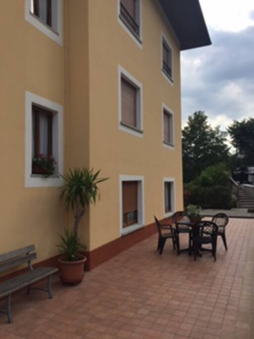 Esterno casa con ampio terrazzo