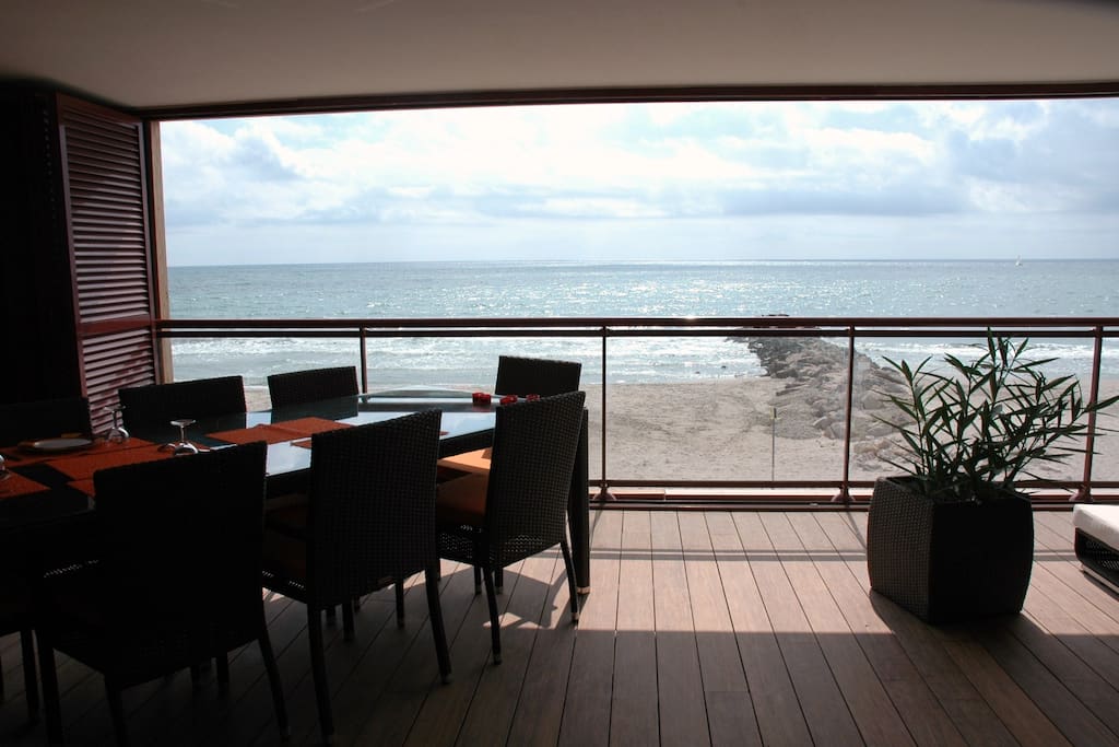 Table pour 8 sur la terrasse couverte ---- idéal en plein été !